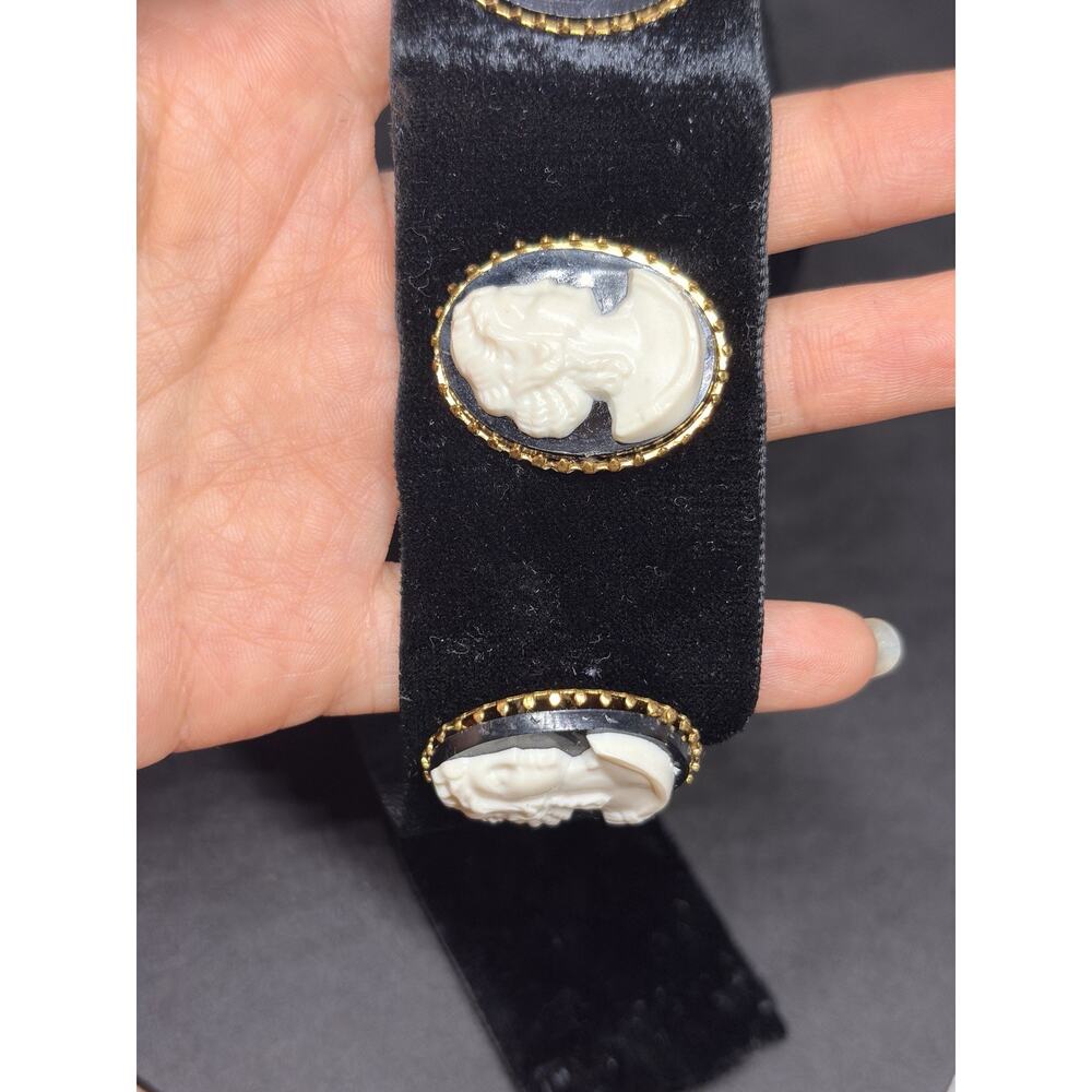 Vintage Costume Black Modeled Cameo Velvet Choker Necklace 14” - Picture 4 of 5
